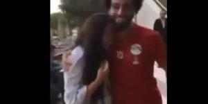 بالفيديو .. محمد صلاح يحتضن معجبة بعد ان بكت لرؤيته