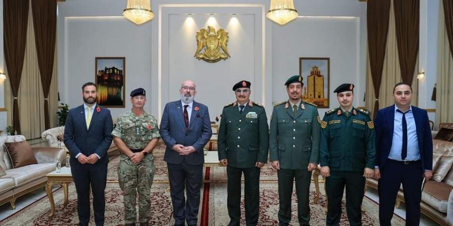 المشير حفتر يبحث مع السفير البريطاني آخر التطورات السياسية في ليبيا وتعزيز التعاون بين البلدين