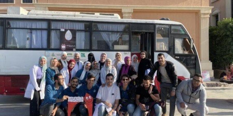 أهمية التبرع بالدم.. حملة توعوية نظمها الاتحاد المصري لطلاب الصيدلة بجامعة الأهرام الكندية