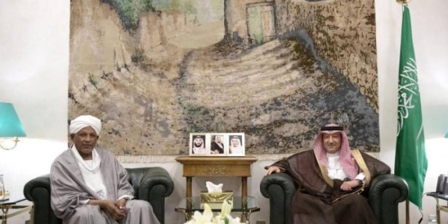 الخريجي يناقش مع السفير السوداني مستجدات الأوضاع الراهنة في السودان