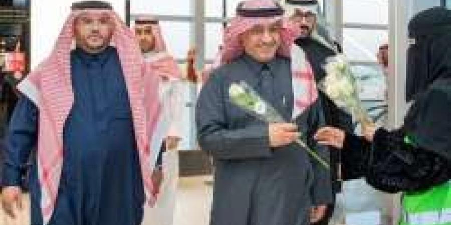 شاهد..وزير التعليم يستقل أولى رحلات المسار الأحمر في قطار الرياض من جامعة الملك سعود